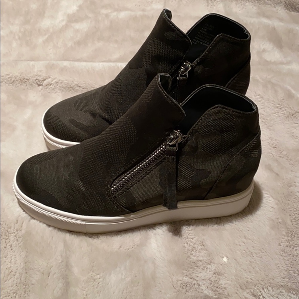 Steve Madden military green wedgie booties 5.5